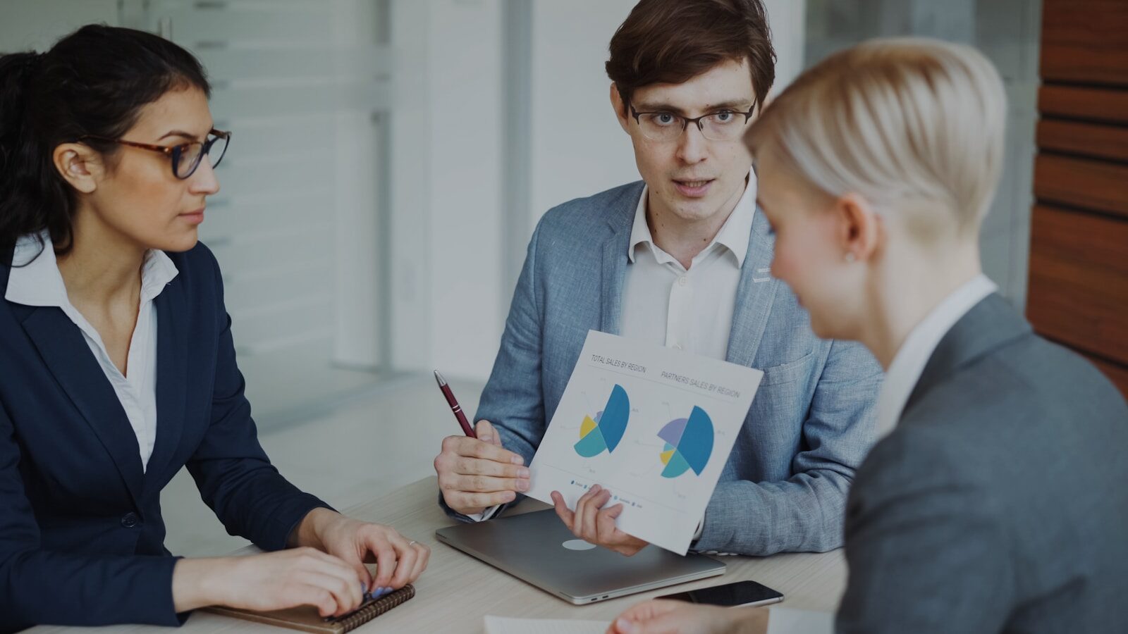 How Companies Benefit from Partnering With An Experienced Benefits Broker 